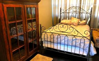 Lovely Cottage Rental Overlooking the River in Iowa Falls for a Getway near Waterloo, Iowa - 5