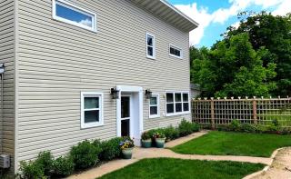 Lovely Cottage Rental Overlooking the River in Iowa Falls for a Getway near Waterloo, Iowa - 3