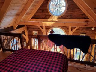 Unique Treehouse Accommodation for a Secluded Granite Lake Getaway - 7