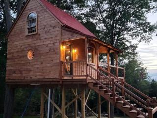 Unique Treehouse Accommodation for a Secluded Granite Lake Getaway - 5