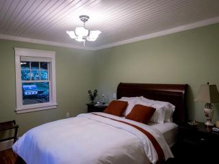 Lakefront Cottage Rental on Lily Lake in the Pocono Mountains of Pennsylvania - 9