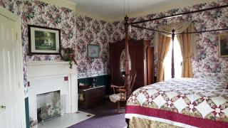 Regal Suite Getaway with Clawfoot Bathtub Outside of Nashville, Tennessee - 1