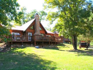 Family-Friendly Log Cabin with a Pool and Playground near the Ozarks, Missouri - 0