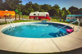 Vintage Getaway Rental with a Shared Pool near Fayetteville and Lake Wedington, Arkansas - 5