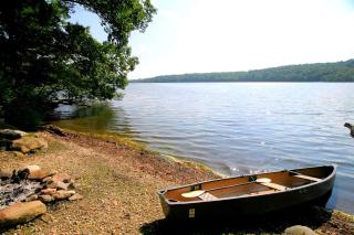 Secluded Lakeside Cottage Nestled in Woods for a Romantic Getaway near Mohawk State Forest, Connecticut - 6