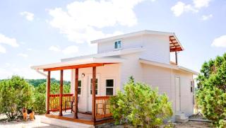 Handcrafted Cabin Rental Ideal for Weekend Trips from Austin - 0