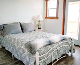 Handcrafted Cabin Rental Ideal for Weekend Trips from Austin - 6