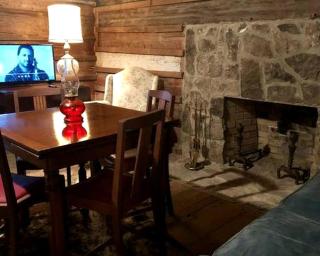 Romantic Log Cabin Getaway on a Farm near Texarkana, Arkansas - 8