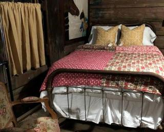 Romantic Log Cabin Getaway on a Farm near Texarkana, Arkansas - 2