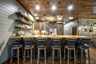 Incredible Spacious Vacation Rental for an Unforgettable Family Escape in Broken Bow, Oklahoma - 1