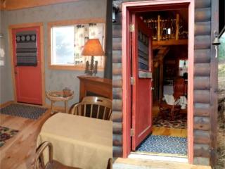 Adorable Cabin Rental with Fireplace for a Couples' Vacation near Post Falls, Idaho - 8