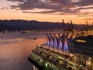 Modern Downtown Vancouver Condo 2BR Pool & Hot Tub - 7