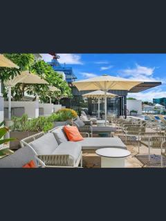 Bright CBD 2 bedroom resort-style escape - 4