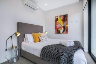 Bright CBD 2 bedroom resort-style escape - 2