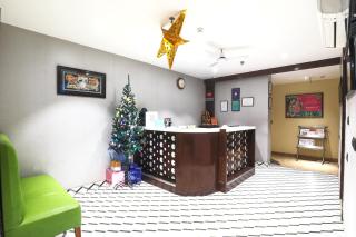 Bluestone Nehru Place by The Cosy Hotels - 8