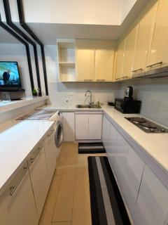Luxury 1BR Apartment near BGC & Venice Mall - 8