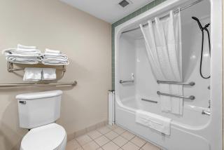 Comfort Suites Airport - 3