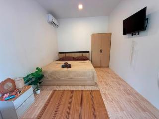 Relax and Recharge in a Spacious Jungle House - 7