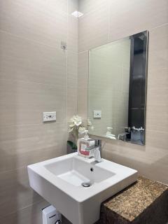 Comfy 1BR Across International Airport - 3