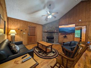 ER38r Grandpa's Getaway - Great location- Close to town cabin - 8