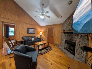 ER38r Grandpa's Getaway - Great location- Close to town cabin - 7