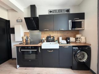 Capitainerie - vue exceptionnelle sur le Port -2 mn à pied de la mer - 2 appartements 1er et 2ème étage 8 p 2 cuisines 2 salle d'eau 2 chambres 2 wc séparé - centre ville - parking gratuit à proximité proche Bayeux et Omaha Beach - 6