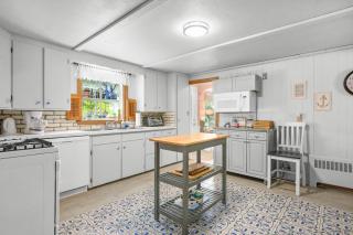Family Pet-Friendly Cape Escape Near Beach - 8