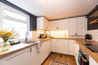 Stylish 2 Bed Near Station Workspace & Parking - 9