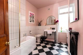 Stylish 2 Bed Near Station Workspace & Parking - 8