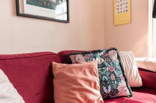 Stylish 2 Bed Near Station Workspace & Parking - 3