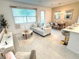 New 3Bed Resort Style Townhome with Mickey Sorcerer Room, 20 Min to Disney! - 3