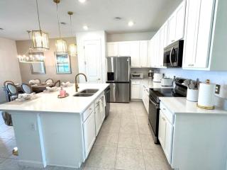 New 3Bed Resort Style Townhome with Mickey Sorcerer Room, 20 Min to Disney! - 2