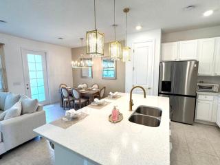New 3Bed Resort Style Townhome with Mickey Sorcerer Room, 20 Min to Disney! - 1