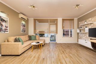 Royal City 1 BR apartment in highest floor - 7