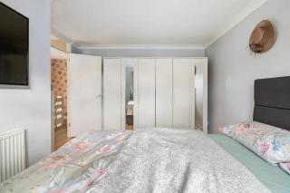 Bright Double Room with Shared Bathroom - 4
