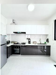 17th-Floor Kilimani City View-Malls, Pool, Gym, Workspace - 4
