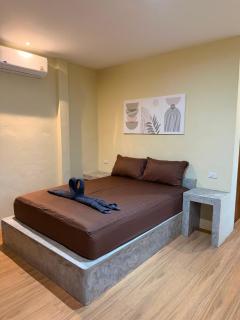 The 10 Club Hostel & Tiny Villas - 8