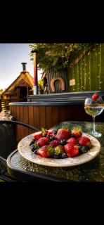 Bridie -rose rural shepherd hut , sleeps 4 with wood fuel hot tub - 8