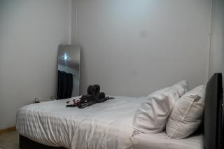 4K Workstation Fast WiFi and Central Location - 7