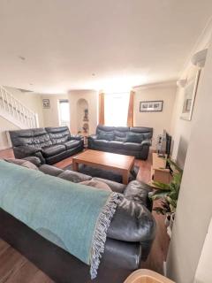Atlantic Reach Lodge - Spacious 4 Bedroom Retreat - 0