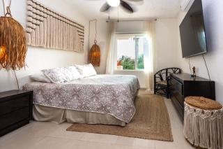 Stunning Large Remodeled Penthouse-Big Canal Views - 8