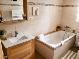 Family home, private pool and veranda - 3