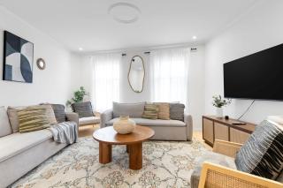 Spacious 2-Level Stay Private Terrace & Parking - 9