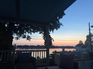 Portage Lakes Getaway Stunning Views & Patio - 7