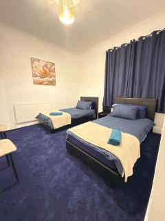 Long-Stay Friendly Home for Families, Teams & Students - Sleeps 8 - WiFi, Kitchen, Garden & Parking - Near Lakeside Village - 7