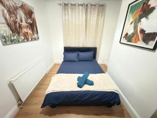 Long-Stay Friendly Home for Families, Teams & Students - Sleeps 8 - WiFi, Kitchen, Garden & Parking - Near Lakeside Village - 5