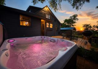 Historic Country Cabin Hot Tub Pet-Friendly - 0