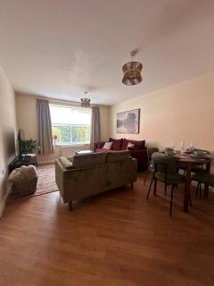 Cosy 2-bed Solihull apartment - 9