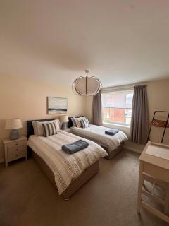 Cosy 2-bed Solihull apartment - 3