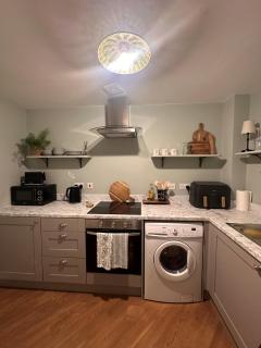 Cosy 2-bed Solihull apartment - 5